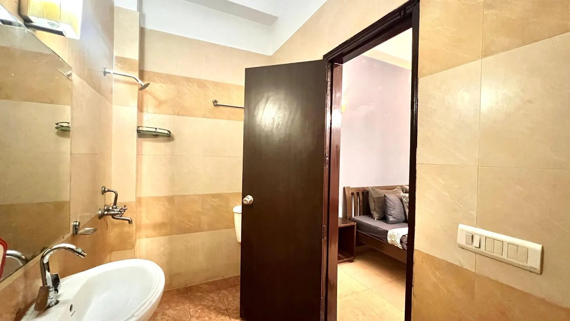 Cozy Room With Attach Washroom On Rajiv Chowk 古尔冈 3*,