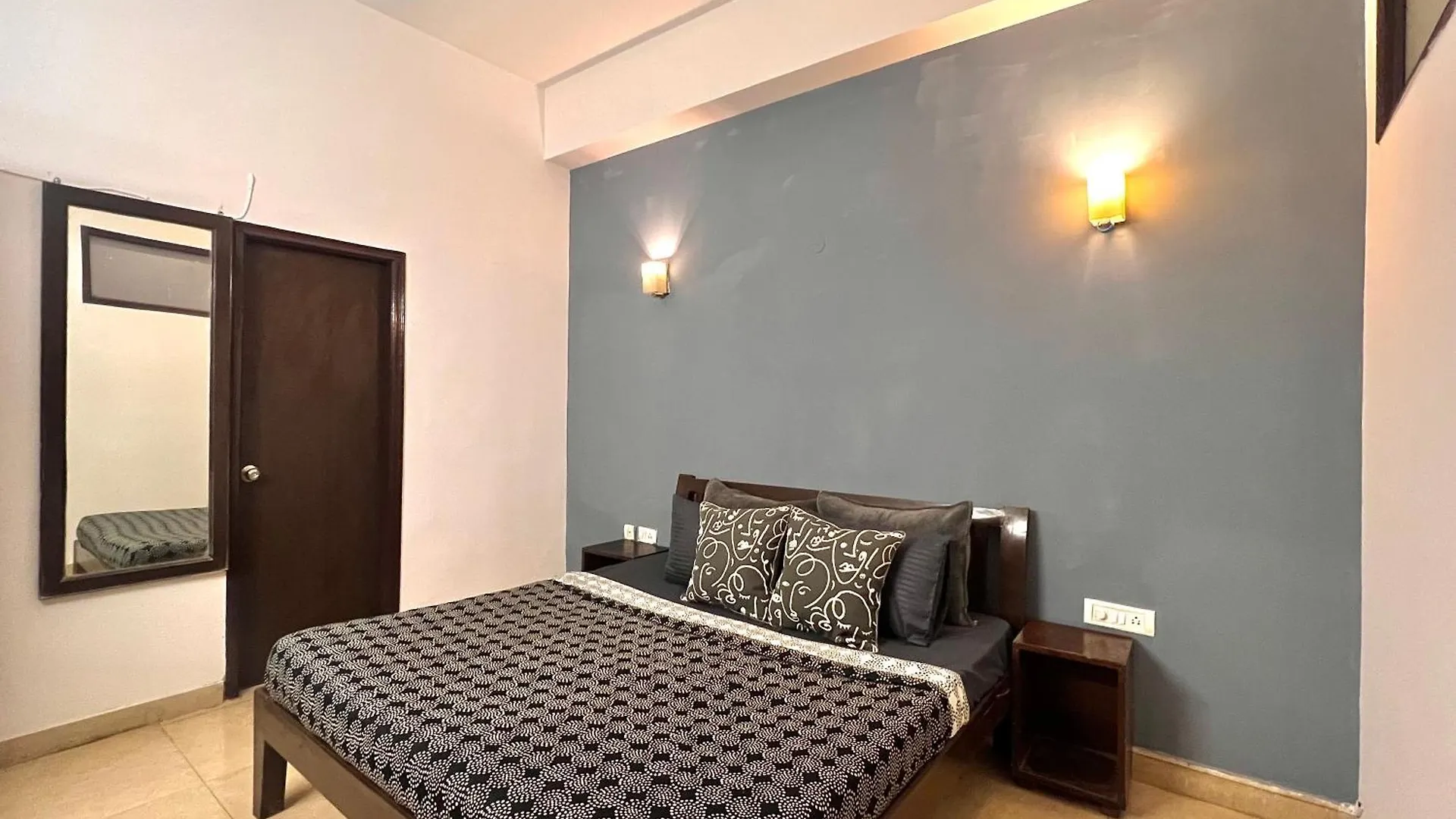 Cozy Room With Attach Washroom On Rajiv Chowk グルガウン ホテル